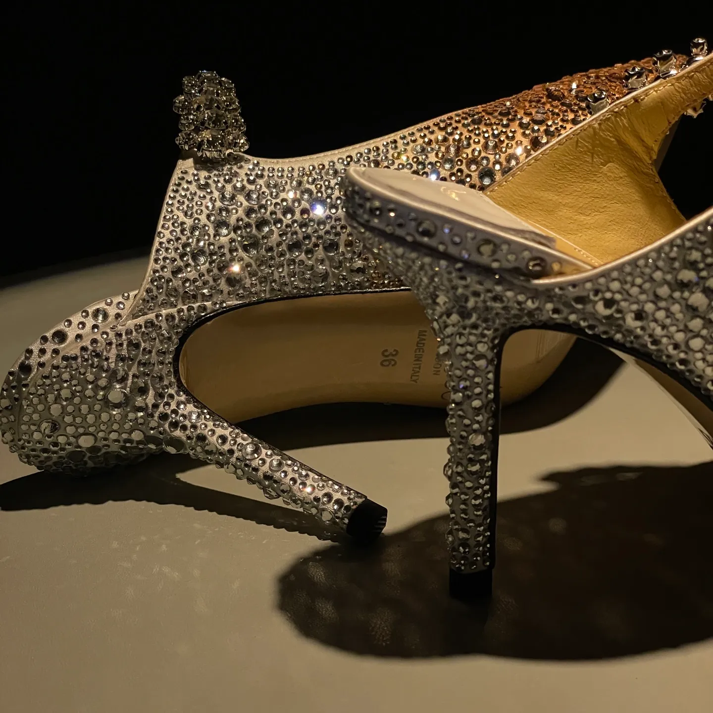 💕💕Factory direct selling price p680💕💕Jimmy Choo/Jimmy Choo classic diamond chain, pointed toe high-heeled slippers, crystal slippers, superb crystal slippers, so beautiful that you can’t take your eyes away. The shape of the shoes is very delicate, not too narrow and long, and the internal space is enough to allow the toes to relax enough. The rhinestones outline a charming arc on the instep, which is simply beautiful. It has a 360-degree surrounding fairy atmosphere, gorgeous but not exaggerated! ! The fabric is made of original customized material. The lining and toes are made of imported sheepskin. Customized A-grade Italian cowhide genuine leather sole. Heel height: 6.5cm 8.5cm Size: 35-39 (34/40/41/42/43 customized)